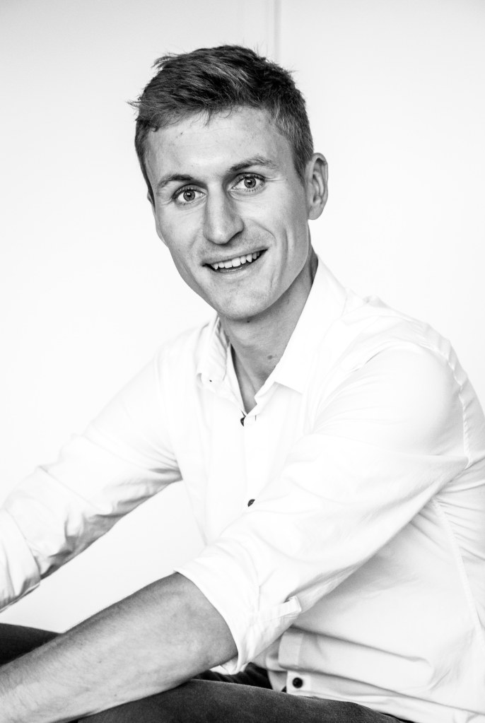 Docteur Antoine Moreau.
Chirurgien des yeux. 
Chirurgien des paupières.